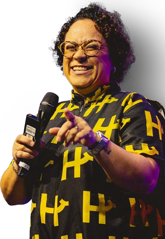 Maryana com Y sorrindo com um microfone na mão